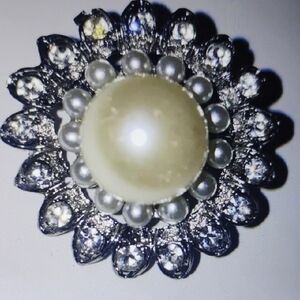 Vintage Rhinestone Elegant Silver and Pearl Brooch/Pin Measure 1.5"